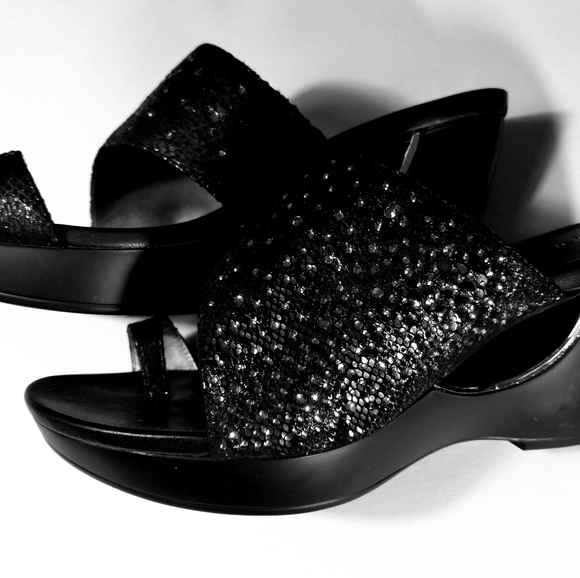 Sparkly Toe Loop Sandals - new - size 10 - Picture 3 of 5